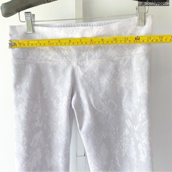 Alo XS white grey python snake print capri leggings workout pant - Picture 11 of 17
